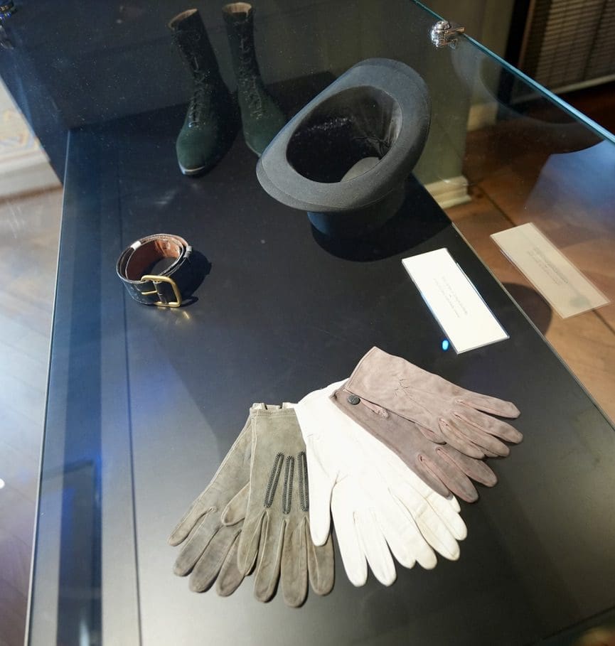 gloves and hat of nikola tesla